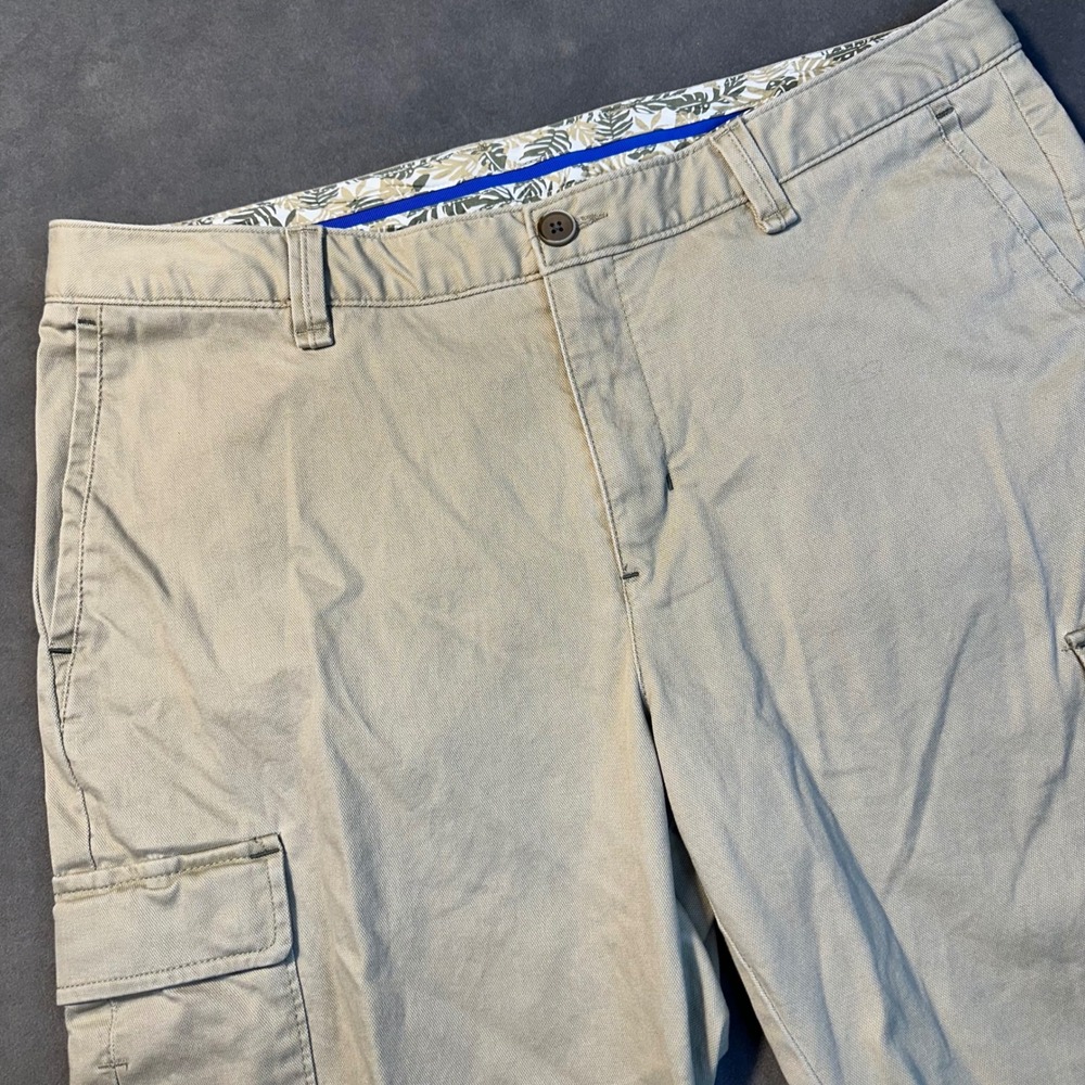 Tommy Bahama Cargo Shorts Mens 36 Khaki Cotton Blend Utility Excellent